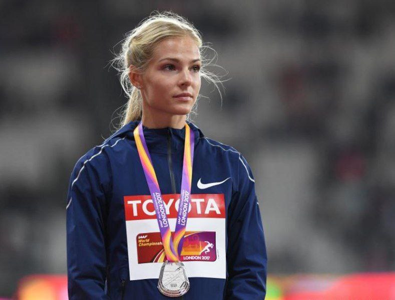 Российская легкоатлетка Дарья Клишина сообщила что у нее отобрали однокомнатную квартиру в Твери которую власти подарили ей в 2011 году и отдали какому то военному Как подарили так и отобрали рассказала она в интервью Вите Кравченко Это единственное место где я была прописана Условия этой квартиры были такие что я могу перевести ее в собственность в случае участия на Олимпийских играх медали на чемпионате мира или при выслуге лет Клишину выписали из квартиры в 2025 году Ключи от квартиры передали военному которого спортсменка не знает Сейчас я называюсь бомж у меня нет прописки Сказали что мне нужно быть действующей спортсменкой чтобы подать документы на эту квартиру чтобы перевести ее в собственность