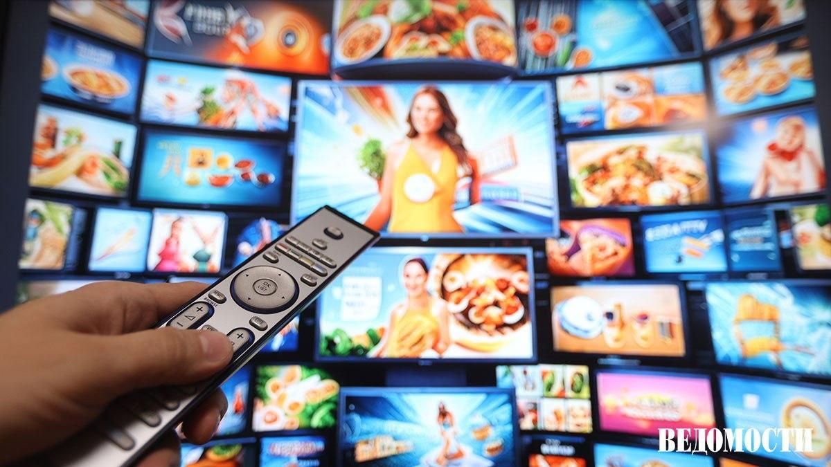 Телевизор смотрят ежедневно две трети россиян сообщила исполнительный директор компании Mediascope Ксения Ачкасова По ее словам среднестатистический житель РФ проводит за просмотром ТВ около трех часов в день Телевидение является самым крупным самым охватным медиа хотя бы изредка телевизор включает 97 жителей нашей страны сказала Ачкасова цитата по ТАСС По данным Mediascope вопреки тренду прошлых лет объем телесмотрения не снижается Среди детской аудитории 4 17 лет в 2025 году просмотр ТВ вырос на 7 отметили в компании Подпишитесь на Ведомости