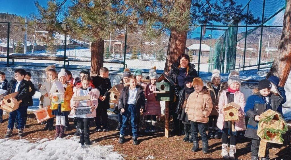 Первоклассники Дзауской средней школы имени Коста Хетагурова устроили акцию «Помоги зимующим птицам»  Об этом сообщила «Ресу» пресс-секретарь районной администрации Лариса Бетеева.  В рамках акции школьники с родителями сделали птицам кормушки. Часть из них повесят на деревья во дворе школы, а часть - в центре поселка.  «Познавательное мероприятие детям организовала их классный руководитель Роза Цховребова. Кроме того, она провела открытый урок, посвященный птицам, обитающим в Дзауском районе», - отметила Бетеева.    Она добавила, что педагог также рассказала детям о зимующих пернатых района и о том, чем их можно кормить.