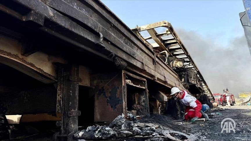 В городе Бендер Аббас в провинции Хормозган на юге Ирана прогремел взрыв в одном из зданий Как сообщают иранские СМИ взрыв прогремел в восьмиэтажном здании расположенном на проспекте Муаллим Глава управления по чрезвычайным ситуациям провинции Хормозган сообщил что имеются сведения о четырех погибших и десяти пострадавших однако подтвердить эту информацию пока не удалось На место происшествия направлены пожарные расчеты и поисково спасательные службы Подробнее на нашем сайте v aa com tr 3816398 24 7 в сутки с Агентством Анадолу