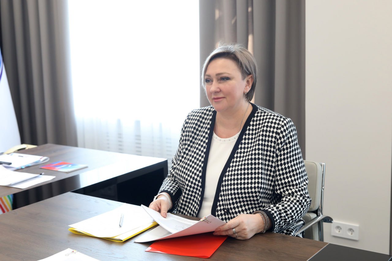 Новым зампредом правительства ЕАО назначена Наталья Канделя Как отметила губернатор области Мария Костюк в региональном правительстве она будет отвечать за реализацию полномочий в сферах здравоохранения социального обеспечения и социальной поддержки семьи материнства и детства опеки за детьми записи актов гражданского состояния а также труда и занятости населения На этом посту Наталья Канделя сменила Валерия Жукова перешедшего на должность председателя правительства В органах соцзащиты она работает с 2004 года Последние восемь лет руководила комитетом позже департаментом социальной защиты населения правительства ЕАО Подпишись в MAX   Прислать новость