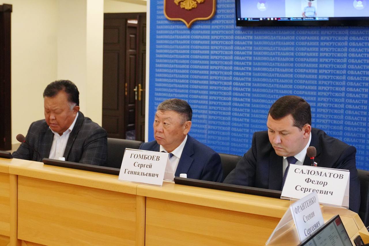 Комитет по законодательству о природопользовании экологии и сельском хозяйстве Рассмотрели рабочие вопросы и проект закона Иркутской области ПЗ 1548 О внесении изменения в приложение к Закону Иркутской области О наделении органов местного самоуправления отдельными областными государственными полномочиями по организации мероприятий при осуществлении деятельности по обращению с собаками и кошками без владельцев работа над которым продолжается Фёдор Саломатов Заксобрание38 депутатСаломатов КомандаПриангарья