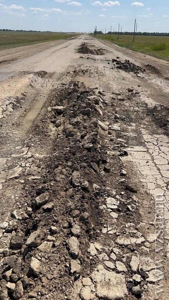 В Саратовской области водители вынуждены по полю объезжать дорогу в Дергачевском районе Когда природа об автомобилистах позаботилась лучше, чем дорожники.
