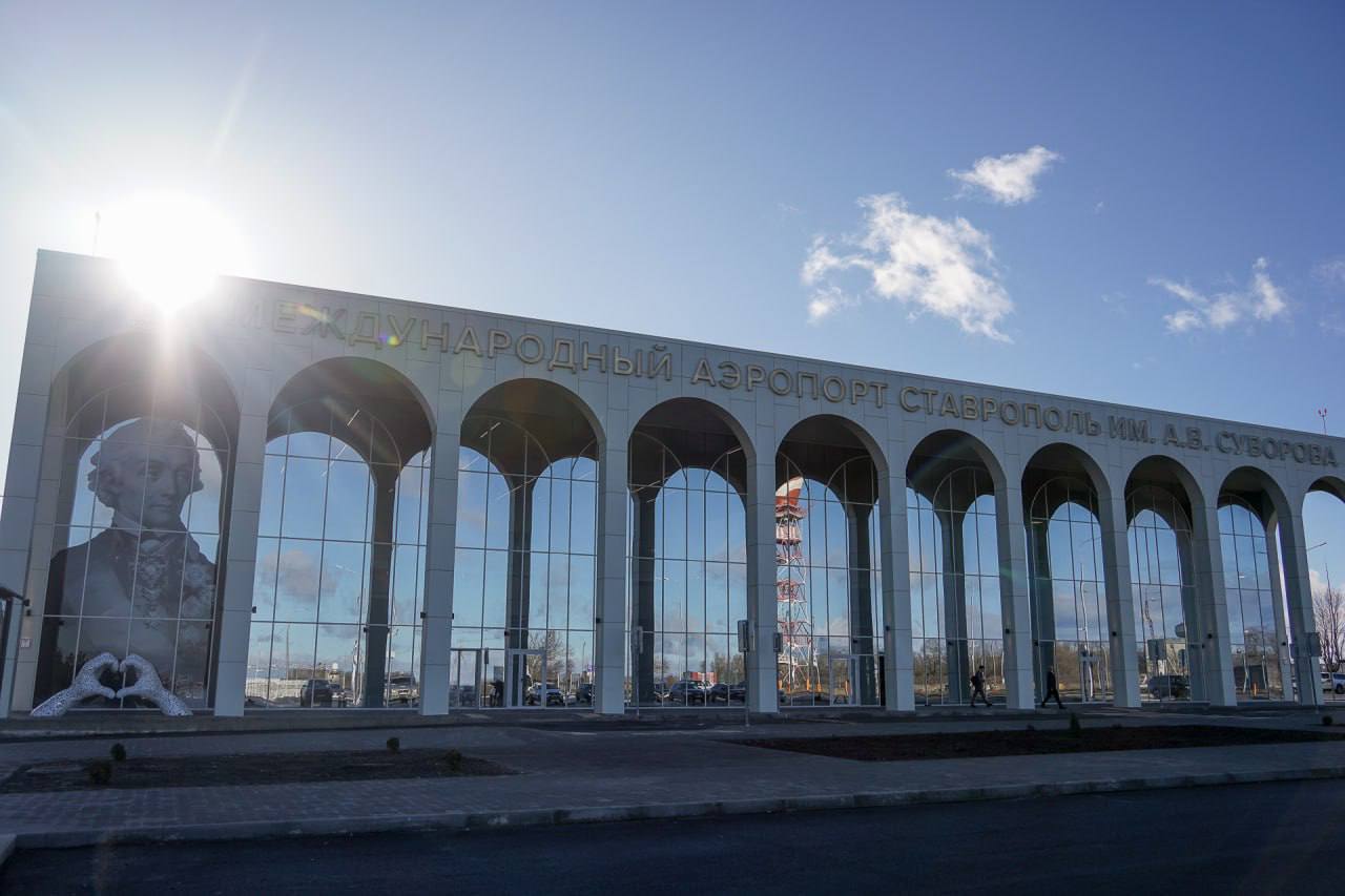 Обновление международного терминал аэропорта Ставрополя завершат в течение года Вопрос о сроках окончания реконструкции международного терминала аэропорта Ставрополя поступил на прямую линию губернатора Ставрополья Владимира Владимирова 17 февраля По словам главы края завершить обновление международного терминала воздушной гавани краевой столицы планируют в течение года Напомним новый терминал внутренних линий открылся в аэропорту Ставрополя в 2024 году Сообщает stavropol1777