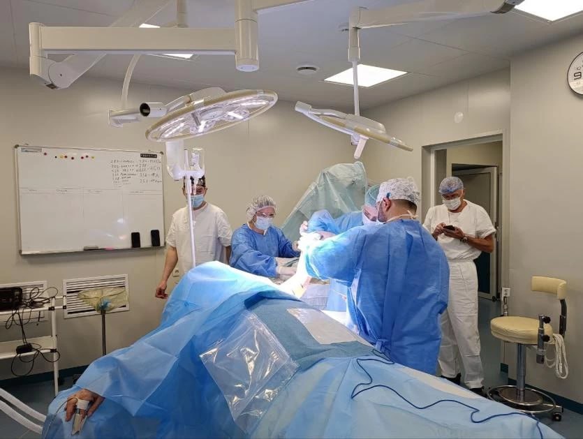 Хирурги ЧОКБ спасли многодетного молодого отца из Верхнего Уфалея от ампутации изувеченной ноги В отделении реконструктивной и пластической хирургии Челябинской областной клинической больницы ЧОКБ проведена сложнейшая операция благодаря которой удалось спасти ногу 24 летнему многодетному отцу Кириллу Перевозчикову из Верхнего Уфалея Пациент был доставлен в Челябинск автомобилем санавиации с крайне тяжёлой травмой нижней конечности ПОДРОБНЕЕ URALPRESS RU