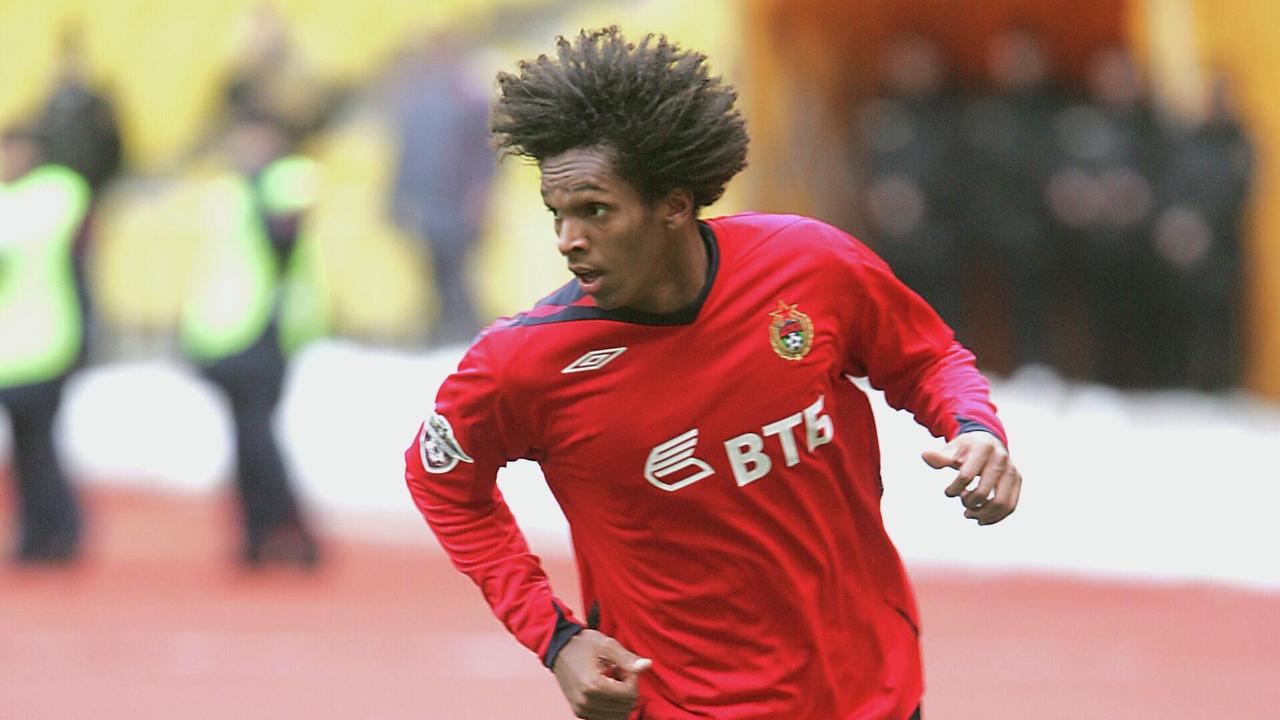 Экс звезду ЦСКА Жо арестовали в Бразилии уже в четвертый раз подряд полиция скрутила футболиста прямо на пляже Рио за неуплату алиментов Теперь его визит в Москву на ближайшие матчи армейцев сорван бразилец должен был прилететь в Россию в качестве почетного гостя в конце ноября