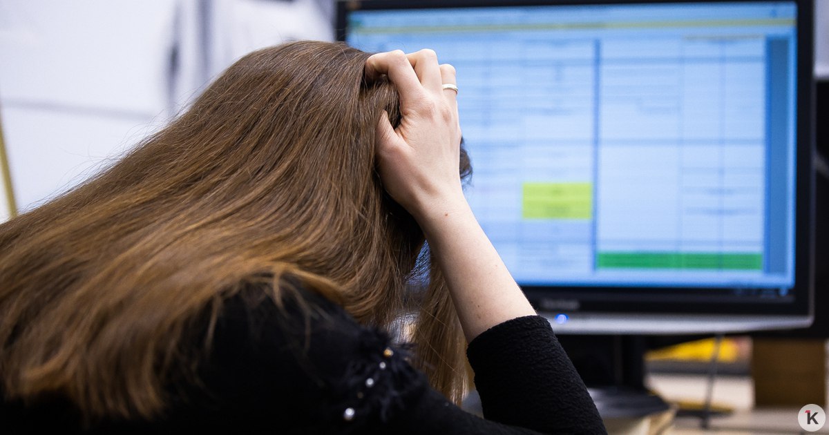 Елена Малышева раскритиковала тех кто пьёт магний без назначения врача В России по её словам всё чаще и чаще в больницу поступают пациенты с остановкой сердца и критическим падением артериального давления Причиной всему этому стал самостоятельный приём магния Это жесть это дикость когда люди на себе ставят эксперименты сказала Малышева Дефицита магния по словам Малышевой не существует Необходимую для организма дозу человек получает из многих продуктов картофеля гречки риса творога сыра зелени и хлеба Вы понимаете что даже конфеты нельзя есть слишком много потому что будет плохо это неправильно А почему то вдруг магний вы стали все есть посетовала она По данным ФГБУН ФИЦ питания и биотехнологии постоянный приём магния извне может превысить суточную норму Минерал усваивается не только из пищи но и обладает таким свойством как рециркуляция ряд органов слюнные железы желудок печень толстый и тонкий кишечник позволяют минералу повторно всасываться в пищеварительном тракте Таким способом организм может получить дополнительное количество магния даже если рацион ограничен