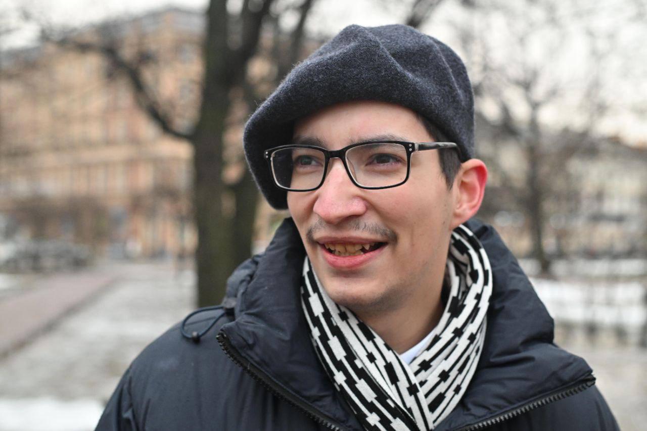 Павел Крисевич покинул Россию Художник акционист уехал из страны после двух арестов подряд Сотрудники ФСБ в спецприемнике прямо говорили ему уезжать иначе посадим сообщил он сегодня ночью в своем телеграм канале Детали За два дня до освобождения Крисевича вызвали в помещение без света и потребовали встать лицом к стене пишет художник Сотрудники начали угрожать плакать будешь ты и твои близкие тебе же говорили и собирай вещи и уезжай Сейчас Крисевич находится в безопасности Это уникальное чувство эйфории которое ты испытываешь покидая территорию диктатуры и несвободы можно мало с чем сравнить И надеюсь мы все это испытаем в будущем в свободной России Контекст В июне 2021 года акциониста Павла Крисевича задержали после акции на Красной площади он из охолощенного пистолета дважды выстрелил в воздух и один раз себе в голову имитируя самоубийство Крисевич провел 3 5 года в заключении по делу о хулиганстве и вышел на свободу в январе этого года 26 августа художника арестовывали на 10 суток за якобы сопротивление полиции при проверке документов 7 ноября Крисевича объявили иноагентом Фото Бумага Подписывайтесь на Бумагу и предлагайте новости