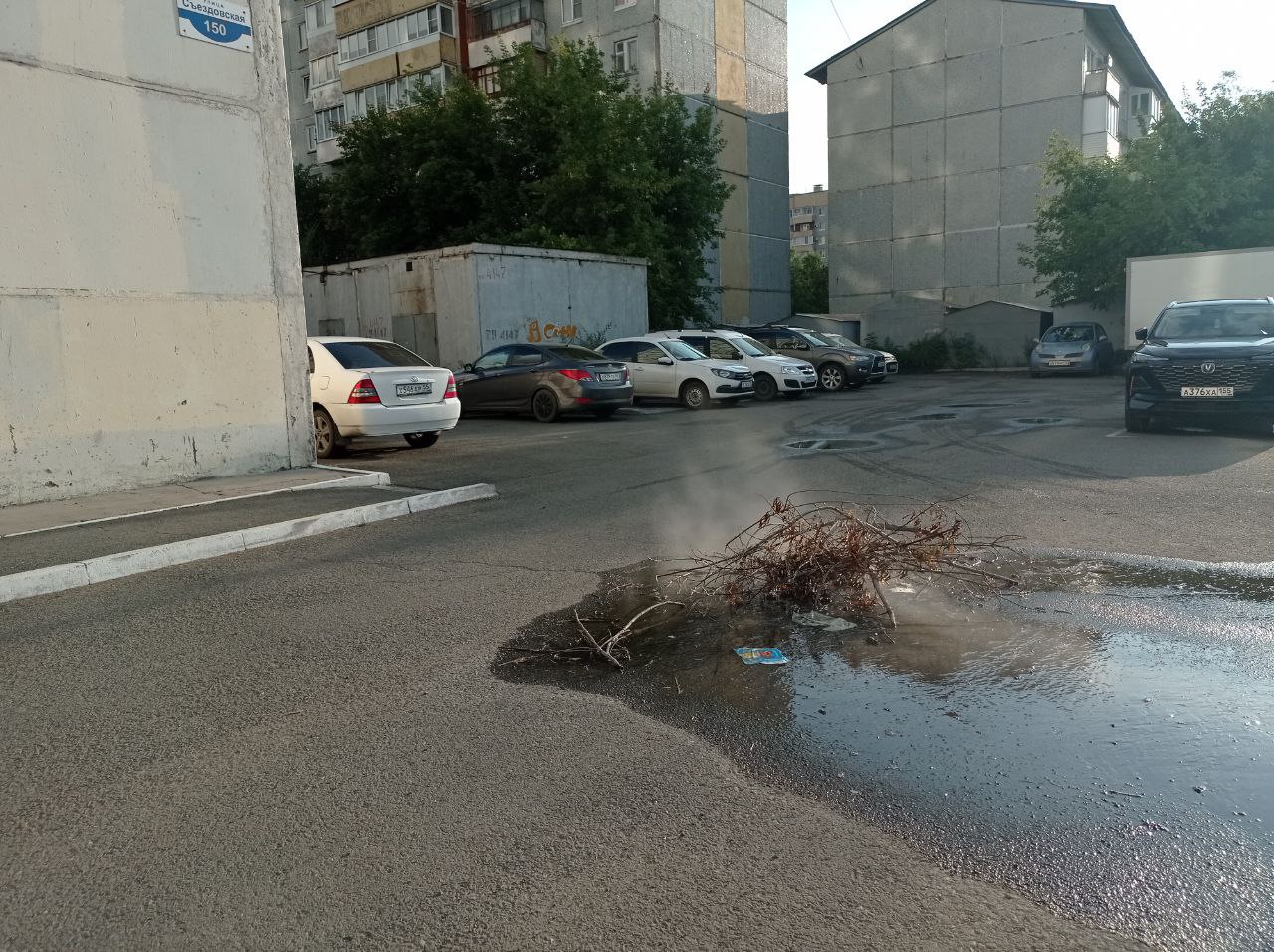 Омичи массово жалуются на разрытые трубопроводы и порывы на сетях «Тепловой компании». Сотрудники предприятия или не устраняют коммунальные аварии, или не заделывают ямы после ремонта.   Как сообщили горожане в паблике «Аварийный Омск», на перекрестке улиц Звездова-Слободская еще два месяца назад ремонтировали трубопровод, но после яму никто не заделал — она находится на проезжей части.   На парковке возле дома № 184 на 19-й Линии уже третью неделю из-под асфальта сочится горячая вода и бежит прямо в канализацию. Причем в 10 метрах от места порыва находится  центральный тепловой пункт «Тепловой компании». Устранять порыв никто не спешит из-за того, что сотрудники предприятия  загружены.  До сих пор не заделана яма после порыва теплотрассы и на Пригородной 23. Аварийный участок находится на проезжей части. Причина проблемы аналогична – у «Тепловой компании» не хватает сотрудников.   А после ремонта теплотрассы на Нефтезаводской образовалось болото из грязи. Благоустройство там восстановят только к 15 сентября.