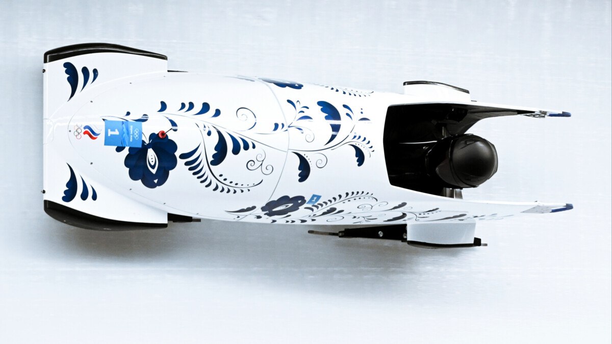 IBSF рассмотрит рекомендации МОК о возвращении юным россиянам флага и гимна после окончания сезона Об этом сообщили в пресс службе Международной федерации бобслея и скелетона Олимпийский саммит поддержал рекомендацию исполнительного комитета МОК о том что юные спортсмены с российским или белорусским паспортом больше не должны быть ограничены в доступе к международным юношеским соревнованиям как в индивидуальных так и в командных видах спорта Определение юношеских соревнований и применение этих рекомендаций зависят от регламента каждой международной федерации Поскольку на сезон 2025 26 не запланировано никаких юношеских соревнований исполнительный комитет IBSF рассмотрит рекомендации исполкома МОК поддержанные Олимпийским саммитом на более позднем этапе в 2026 году Это и многое другое обсудим вместе с Антоном Анисимовым и гостями программы Геворг Мирзаян доцент Финансового университета при правительстве РФ Максим Демков исполнительный продюсер телеканала МАТЧ ПРЕМЬЕР В 13 00 на Матч ТВ   matchtv ru on air temamatch РИА Новости Владимир Астапкович