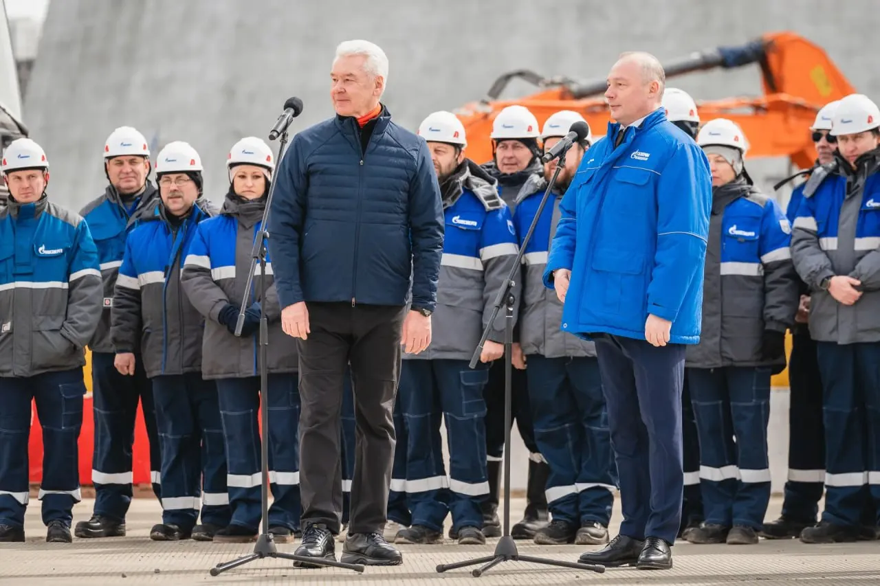 Газпром приступил к строительству в Москве двух новых энергоблоков на ТЭЦ 25 и ТЭЦ 26 В будущем планирует возвести еще две новые электростанции Два новых энергоблока в сумме обеспечат 500 МВт дополнительной мощности Строительство на ТЭЦ 25 и ТЭЦ 26 двух новых современных энергоблоков мы будем вести высокими темпами и полностью завершим в 2028 году При этом первоочередные мощности запустим уже к концу 2027 года заявил глава Газпрома Алексей Миллер Как отметил глава Газпром энергохолдинга Денис Федоров в будущем ГЭХ рассматривает возможность строительства двух новых электростанций на территории Москвы наряду с уже строящимися блоками поскольку сейчас поступает много запросов от компаний возводящих дата центры Мы обсуждаем сейчас две площадки но пока предварительно Будем смотреть дальше уточнил Федоров Конкретные мощности станций будут зависеть от тепловой нагрузки необходимой потребителям а также от заявок со стороны строителей ЦОД