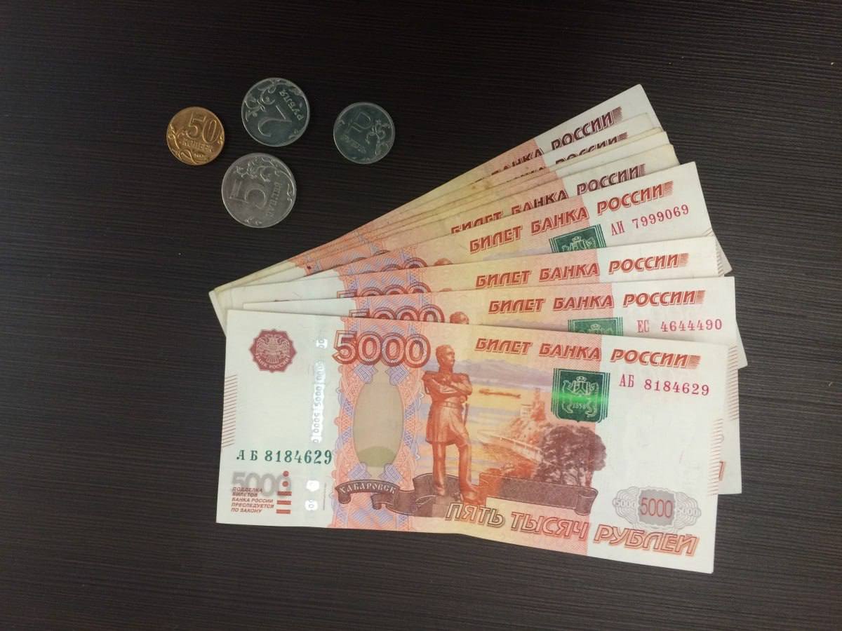 Сахалинка отдала более 2,5 млн рублей, чтобы "аннулировать перевод" Мошенники выманили крупную сумму денег у жительницы Троицкого, представившись сотрудниками ФСБ. Женщину убедили в том, что с её счёта якобы пытаются отправить деньги в иностранное государство, и она сделала всё, что от неё требовали. В УМВД России по Сахалинской области сообщили, что на уловки аферистов попалась 57-летняя островитянка. "Под предлогом "аннулирования заявки" и "сохранения" накоплений, мошенники убедили женщину перевести все деньги на "безопасный" счёт", - отметили в ведомстве. Ущерб составил 2 693 000 рублей. По данному факту возбудили уголовное дело.