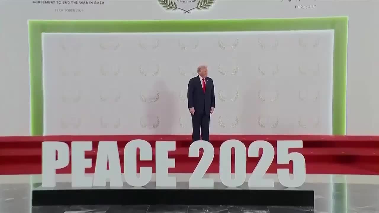 Трамп и Макрон демонстрируют крепкую дружбу на саммите по Газе в Египте