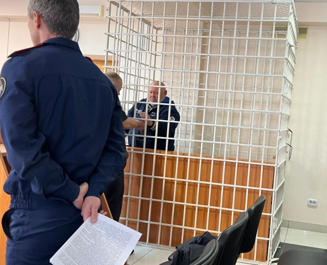 Куца арестовали на два месяца его подозревают в мошенничестве и краже щебня на Ленинской Суд Петропавловска сегодня удовлетворил ходатайство следствия и постановил взять под стражу на два месяца известного камчатского бизнесмена Олега Куца Как сообщается в официальном пресс релизе принимая решение суд учел общественную опасность и тяжесть преступлений в совершении которых обвиняется и подозревается Куц а также сведения о его личности Куца как оказалось обвиняют в крупном мошенничестве при ремонте дороги на Кирпичиках и подозревают в краже щебня при благоустройстве улицы Ленинской Подробности обвинения и суммы ущерба здесь Олегу Куцу 65 лет он возглавляет объединение дорожников и является владельцем популярного в краевом центре пивного ресторана