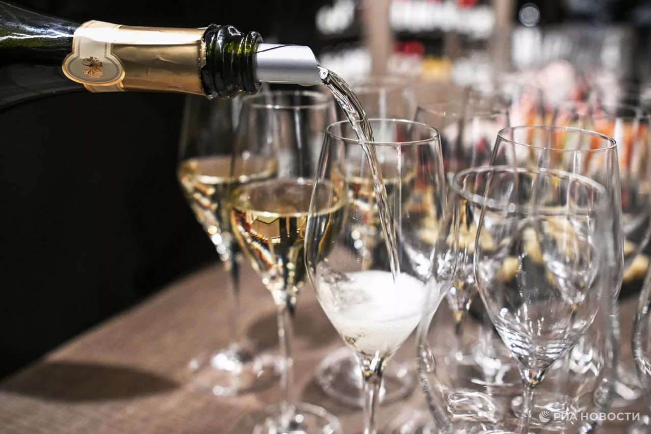Россияне продолжают все больше покупать отечественного игристого вина его доля в продажах выросла за год с 67 до 72 рассказали РИА Новости в Роскачестве Это произошло за счет роста производства в стране и замещения импортных вин Всего за 10 месяцев было выпущено 146 млн литров российского игристого на 8 6 больше прошлогоднего уровня Подписаться на РИА Новости экономика Все наши каналы