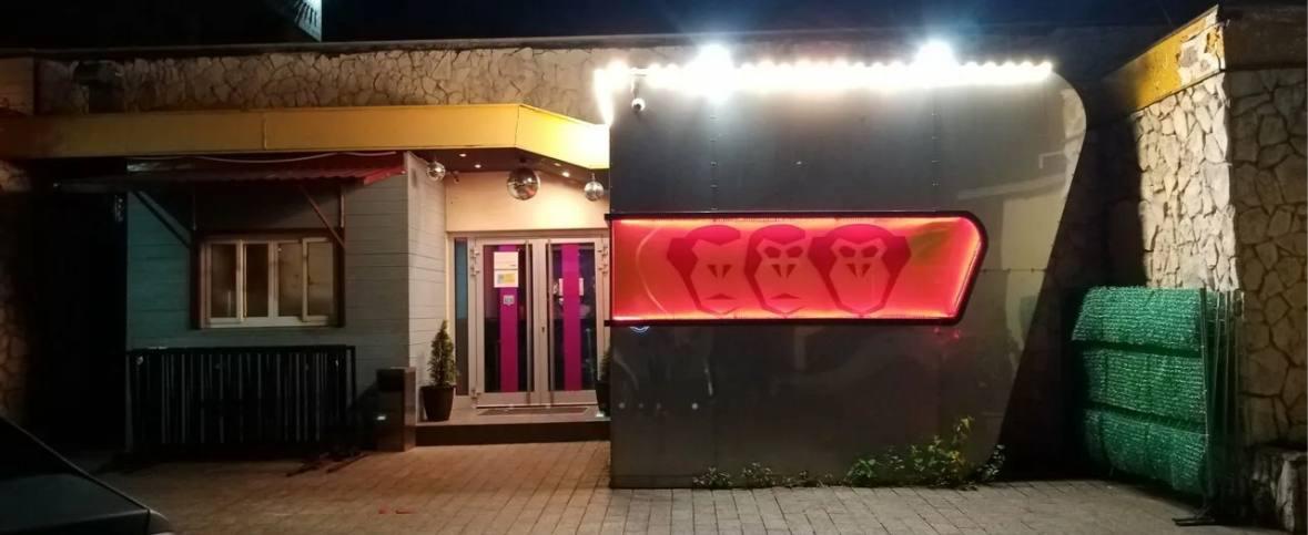ОМОН провел рейд в клубе «Три обезьяны» в Москве. По словам очевидцев, всех положили лицом в пол, искали запрещенные вещества. Есть пострадавшие — люди порезались о битые бокалы. На место вызывали скорую. Причины рейда официально не называются. Возможные версии — борьба с «ЛГБТ-пропагандой» или наркотиками. движение признано экстремистским и запрещено в РФ. Подписывайтесь на «Газету.Ru» Участвуйте в розыгрыше!