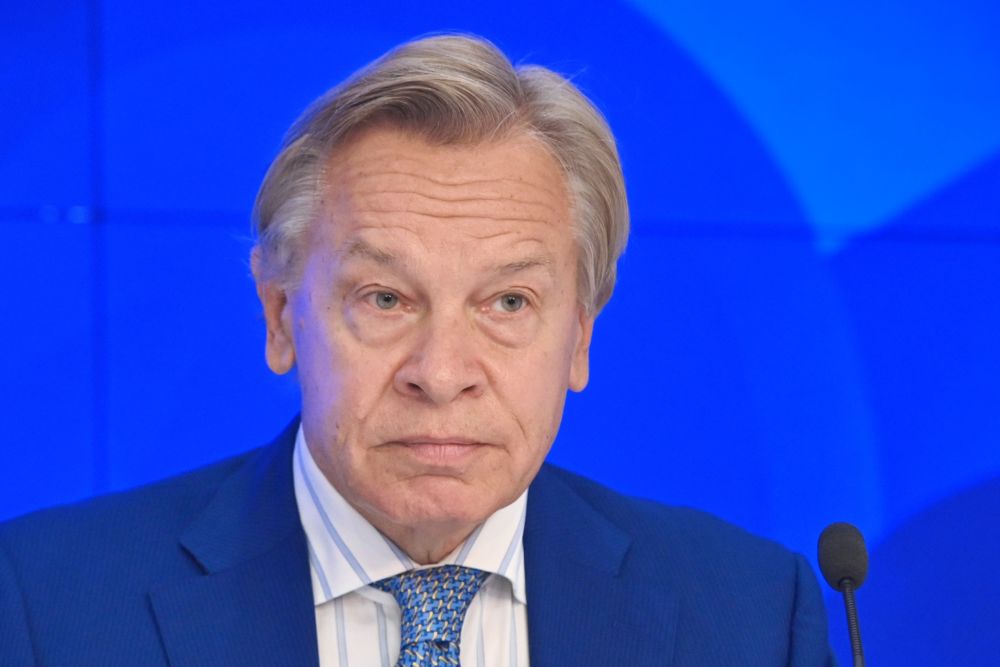 Экс президент США Барак Обама может оказаться в тюрьме после разоблачений главы национальной разведки США Тулси Габбард Об этом заявил российский сенатор Алексей Пушков Он прокомментировал недавнее заявление Габбард о фактах указывающих на госизмену Обамы и его попытку устроить переворот Полученные доказательства глава Нацразведки пообещала передать в министерство юстиции США которое примет решение о необходимости возбуждения уголовного дела Судя по заявлению Габбард основания для уголовного преследования налицо написал Пушков в своем Telegram канале Сенатор назвал экс президента США самовлюбленным нарциссом манипулятором и демагогом Фото РИА Новости Подписаться на Российскую газету Читать нас в MAX