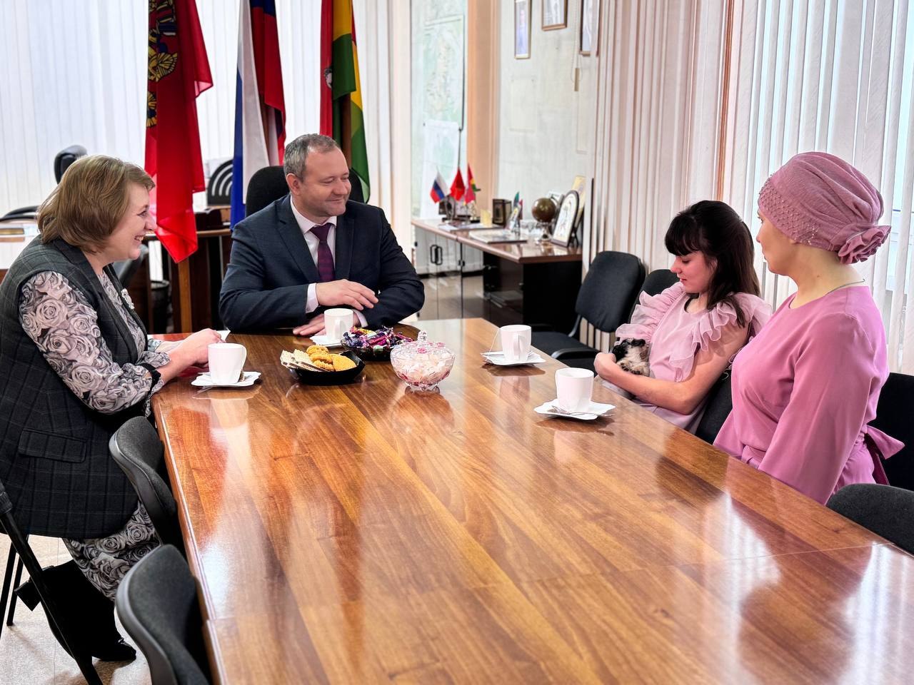 Президент исполнил новогоднюю мечту школьницы из Красноярского края Маша из посёлка Ойский Ермаковского округа втайне от родителей написала письмо Президенту с просьбой подарить щенка И её желание сбылось Владимир Путин подарил девочке бежевого мопса щенка Маше передал глава округа Роман Куйчик Нового друга назвали Голди Маша пообещала что будет заботиться о нём выгуливать и дрессировать Девочка хорошо учится много читает и занимается творчеством в Детской школе искусств Вот такое новогоднее чудо Подписаться на Краевой