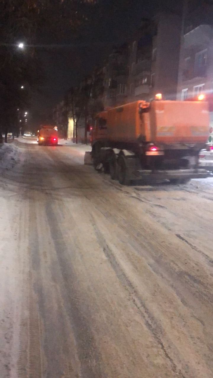 В Заволжском районе дорожники ночью продолжили очистку дорог и тротуаров  На утреннем штабе по жизнеобеспечению города Александр Болдакин поставил задачу не снижать объёмов обработки проезжей части и тротуаров от гололёда