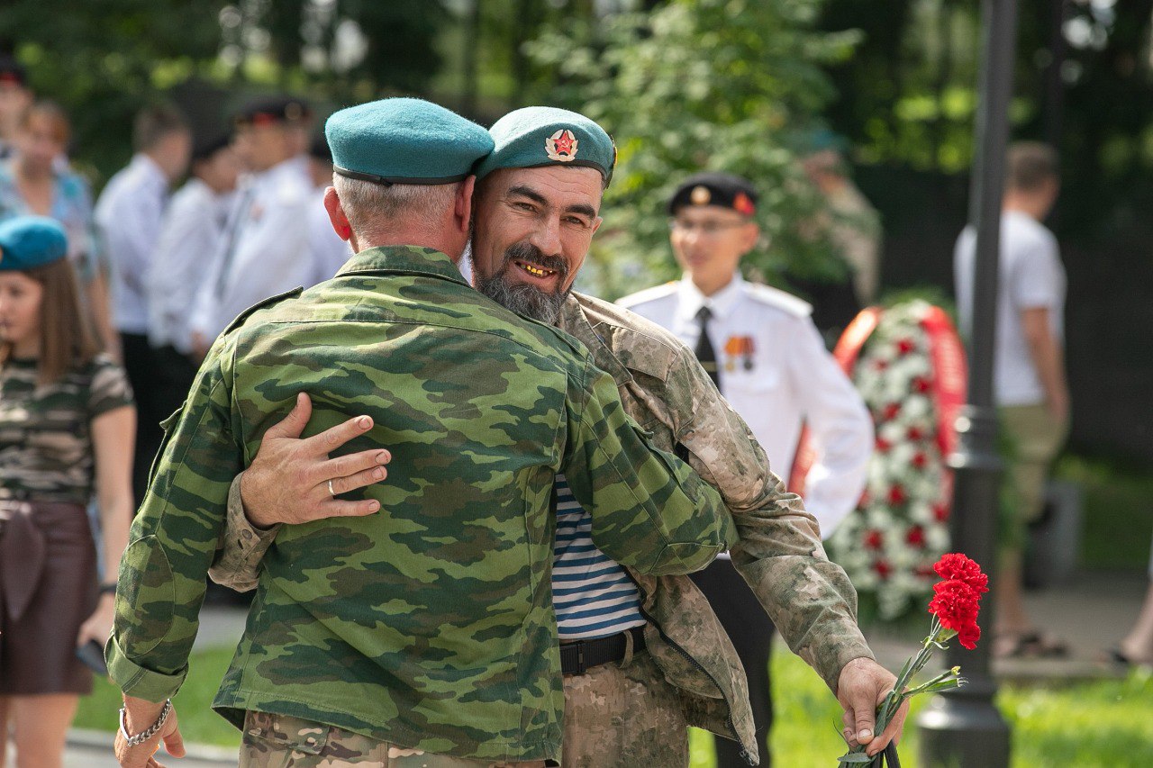 2 августа во Владивостоке пройдут праздничные мероприятия, посвященные 95-й годовщине со дня образования Воздушно-десантных войск России. В программе — автопробег, возложение цветов и концерт. Традиционный автопробег «Никто, кроме нас» стартует в 9:00. Колонна проедет по маршруту: остров Русский – Русский мост – Золотой мост – улица Некрасовская – проспект 100-летия Владивостока – улица Маковского – Приморский краевой Дом молодежи. Сбор участников в 9:00 на остановке «Мини ТЭЦ Центральная», разворот запланирован в районе остановки «Академгородок». В 11:00 у Памятника приморцам, погибшим в локальных войнах и военных конфликтах Парк Победы, пр. 100-летия Владивостока, 103 , состоится торжественное возложение венков и цветов. Завершит праздник мероприятие во Владивостокском городском Дворце детского творчества Океанский проспект, 43 с 13:30 до 16:00. Гостей ждут показательные выступления военно-патриотического клуба «Феникс», а также концерт с участием вокальных коллективов и солистов.