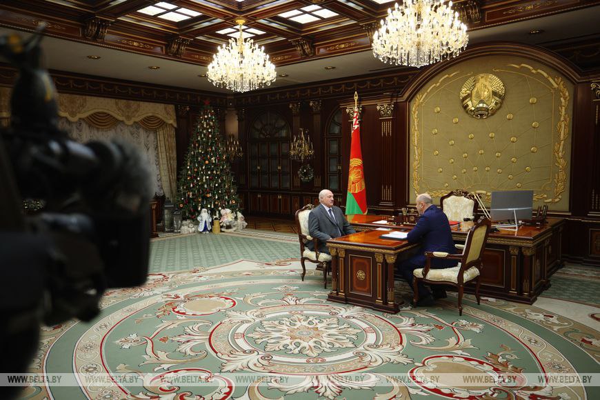 Александр Лукашенко дал позитивную оценку развитию сотрудничества с Россией по итогам 2025 года Однако принимая с докладом посла Беларуси в России Александра Рогожника заметил что несмотря на рост торговли намеченный план выполнен не в полной мере Вроде бы в целом мы обеспечиваем прирост И учитывая откровенно говоря как в Беларуси и России складываются дела то 102 5 под 103 это вроде бы неплохо Но план у нас был 105 Мы видим проблемы У нас проседание по промышленности Фото БЕЛТА Минск Новости MINSKNEWS BY Telegram Viber FB VK Inst TikTok YouTube