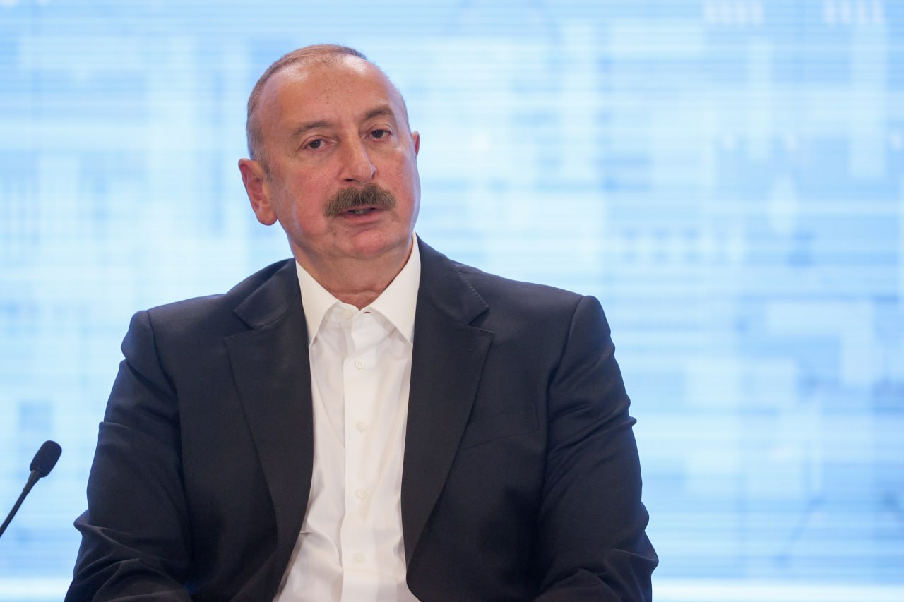 Азербайджан снял все ранее существовавшие ограничения на транзит грузов в Армению заявил президент Ильхам Алиев его слова передает агентство APA Он отметил что первым таким транзитным грузом стало казахстанское зерно Кроме того как пишет АЗЕРТАДЖ Алиев подчеркнул что между Азербайджаном и Арменией началась новая эра мира Парафирование мирного соглашения менее чем через два года после последних боевых столкновений свидетельствует о высокой политической воле обеих стран отметил он Фото Bulkin Sergey news ru Global Look Press Следить за новостями РБК в Telegram