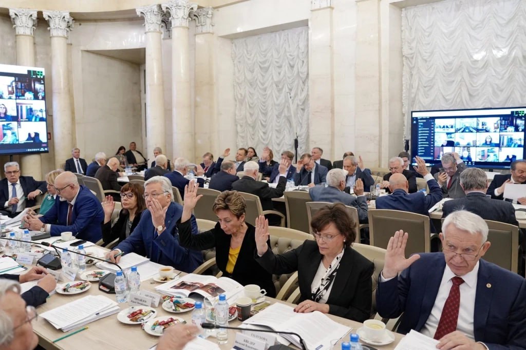 Иркутские ученые получили звание профессора Российской академии наук Президиумом Российской академии наук утвержден состав избранных профессоров РАН В 2025 году это почетное звание получили 85 ученых Среди них два представителя Иркутска заместитель директора по научной работе Научного центра проблем здоровья семьи и репродукции человека доктор биологических наук Наталья Викторовна Семёнова и директор ФИЦ Иркутский институт химии им А Е Фаворского СО РАН доктор химических наук Андрей Викторович Иванов Избрание профессоров РАН проходило 8 декабря 2025 года на общих собраниях отделений по областям и направлениям науки на заседании президиума Российской академии наук 23 декабря члены РАН утвердили состав избранных профессоров РАН состав опубликован 26 декабря Как отметил президент РАН академик Геннадий Яковлевич Красников перед отделениями стояла задача добиться сбалансированных пропорций численности профессоров по всем направлениям Наибольшее число новых профессоров избрано по Отделению медицинских наук 30 человек Отделению химии и наук о материалах 11 человек и Отделению сельскохозяйственных наук 9 человек