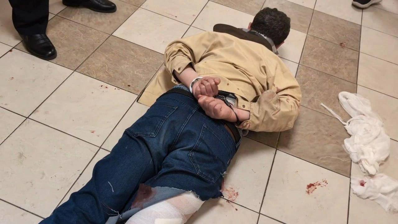 Перед резней угрожал врачам на протяжении года — появились подробности о нападении на персонал поликлиники в Иркутске Как рассказала главный врач больницы Жанна Есева изданию «ИрСити», нападавший знаком персоналу — он не раз угрожал врачам, а вообще состоит на учете в психоневрологическом диспансере: «Он писал жалобы без конца и ходил везде: и к заместителю губернатора, и в здравнадзор, и в министерство. Его всё не устраивало, вот он и пришел, угрожал. Уже год назад он это всё говорил, что приду и вас убью. Я была вынуждена поставить всякие кнопки быстрого реагирования врачам». Чуть больше года назад коллективу больницы пришлось вызывать на этого пациента группу захвата, он был помещен на четыре месяца в психдиспансер. «А потом его выпустили, и вот он пришел с ножом», — подытожила главный врач. Есева также рассказала о деталях нападения на заместителя, начмеда и секретаря. «Пришел за документами с ножом, с баллончиком. Брызнул в лицо, в глаза баллончиком, достал нож и нанес ножевые ранения в область лица, затылка, шеи и грудного отдела и секретарю, и моему заместителю». Персоналу поликлиники удалось закрыть нападавшего в одном из кабинетов и вызвать полицию. Обоих пострадавших женщин доставили в железнодорожную больницу. Они в тяжелом состоянии находятся в реанимации, их прооперировали. По некоторым данным, во время нападения пациент ранил сам себя, помощь ему оказали медики больницы, на которых он нападал.