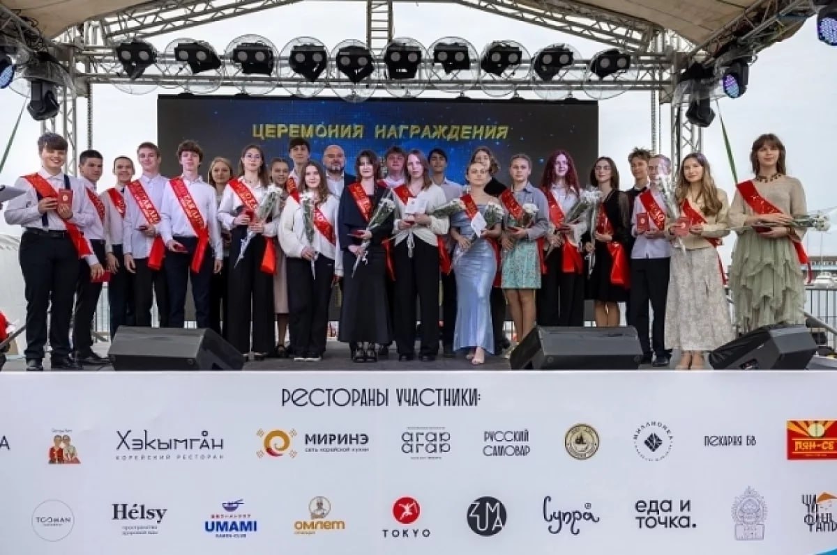 В субботу, 31 мая, на набережной Спортивной гавани Владивостока прошла церемония вручения почётного знака «Золотая лира» выпускникам детских школ искусств  .     В этом году награду получили самые талантливые и усердные юные артисты, проявившие себя в конкурсах, фестивалях и творческих проектах города, что подтвердила пресс-служба администрации Владивостока  .     После награждения состоялся праздничный концерт с участием коллективов и солистов, завершивший торжество  .     #Владивосток #искусство #школаискусств #ЗолотаяЛира #новости  Подробнее