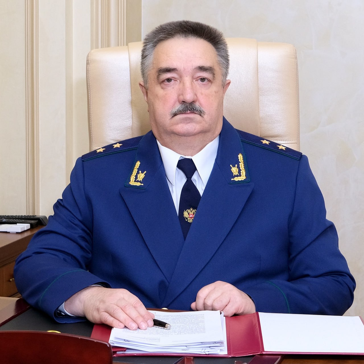 Николай Саврун покидает должность прокурора Воронежской области По данным Вести Воронеж его место займет Валерий Войнов руководящий главным управлением кадров Генпрокуратуры РФ Официального подтверждения этой информации пока не поступало Большой воронежский Подписаться И на всякий в Maх