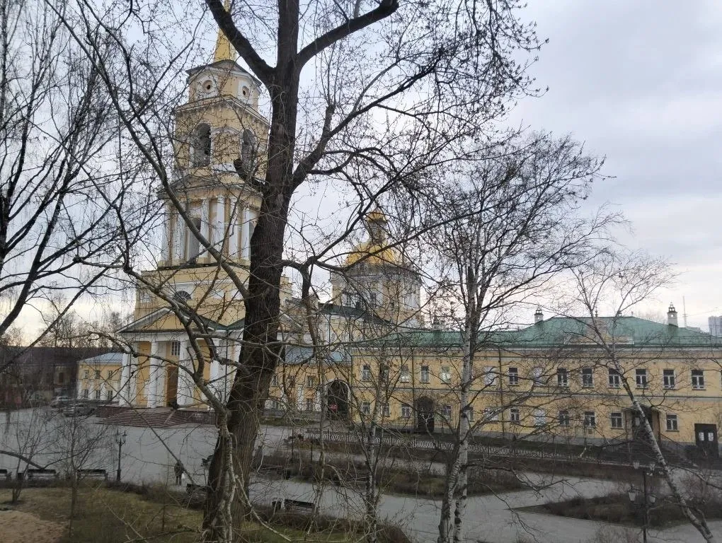 Апрельские снегопады в ближайшие дни сменятся весенними дождями В пятницу 24 апреля пермяков ждут небольшие дожди Температура воздуха будет близка к климатической норме при южном ветре 4 9 м с в дневное время с порывами до 14 м с рассказали в Пермском ЦГМС В Перми сегодня ночью без существенных осадков и около 0 С Завтра днем ожидается небольшой дождь и около 10 С Двигающийся через Кировскую область циклон своей фронтальной системой обеспечит в субботу 25 апреля выпадение небольших и умеренных дождей в Пермском крае В основном дожди ожидаются в дневное время Ветер по прежнему южный но усилится до 6 11 м с местами с порывами до 16 м с Ночная температур воздуха составит 2 3 С Перми около 2 С Днем в субботу потеплеет до 5 10 С в Перми до 8 С В воскресенье днем температура воздуха также прогреется до 8 10 С Интенсивность и зона осадков уменьшится       Подписаться на Properm ru