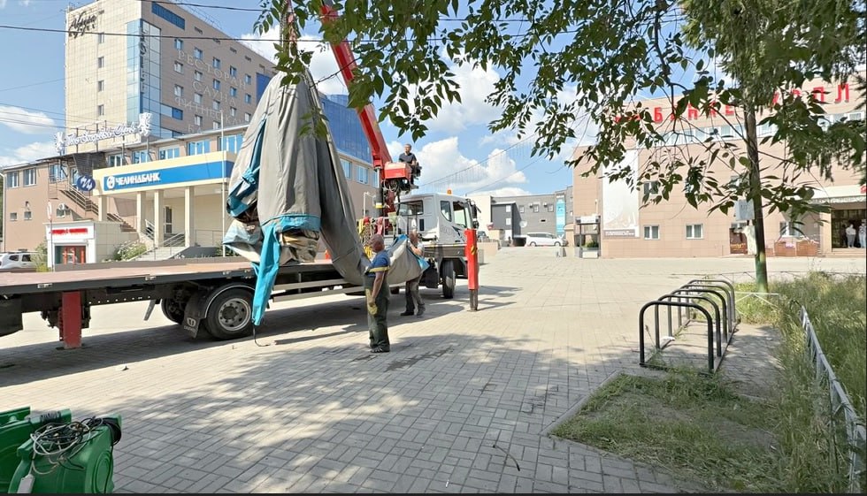 В Челябинске закрыли опасный аттракцион после проверки Гостехнадзора В Ленинском районе закрыли и увезли на спецплощадку для хранению опасный аттракцион. Большой надувной батут незаконно работал возле бизнес-центра «Аврора» на улице Дзержинского. Он представлял угрозу для здоровья и жизни резвящихся на нем детей. Аттракцион проверили специалисты управления Гостехнадзора и обнаружили серьезные нарушения. Возле батута не было ограждения, он неправильно крепился к земле. Выяснилось, что аттракцион не зарегистрирован в специальном реестре — это обязательное условие подтверждения его безопасности. — Незарегистрированные аттракционы не проходили проверку на безопасность. Их конструкция, крепления и состояние могут быть неисправны, они эксплуатируются незаконно, без контроля со стороны надзорных органов. Такие аттракционы могут стать причиной серьезных травм и несчастных случаев, — пояснили в минсельхозе. Голосовать за канал