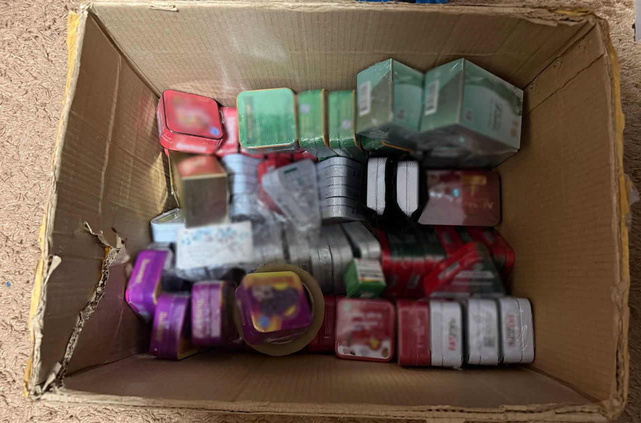 Жительницу Братска подозревают в рассылке по почте запрещённых таблеток для похудения Сотрудники транспортной полиции в Прибайкалье задержали 40 летнюю жительницу Братска которую подозревают в рассылке по почте запрещённых психостимулирующих препаратов По данным МВД Медиа женщина вела Telegram канал где рассказывала о способах похудения и одновременно продавала препарат с сибутрамином Сибутрамин анорексигенное лекарственное средство и психостимулятор из группы препаратов для лечения ожирения Его перестали применять ещё в 2010 году из за риска привыкания и тяжёлых побочных эффектов прежде всего со стороны сердечно сосудистой системы В России он запрещён к свободному обороту Как установили правоохранители препарат женщина приобрела через интернет магазин после чего продавала капсулы подписчицам своего канала и отправляла их по почте В одной из посылок транспортные полицейские обнаружили и изъяли 69 металлических банок с капсулами Экспертиза показала что в их составе содержится более 782 граммов сибутрамина сообщили в МВД Ещё около 90 граммов вещества изъяли у получательниц посылок в Братске Иркутске Зиме Черемхове и Эхирит Булагатском районе В отношении женщины возбудили уголовное дело по статье о незаконной торговле и распространении сильнодействующих веществ Сейчас она находится под подпиской о невыезде Читайте IrCity в MAX