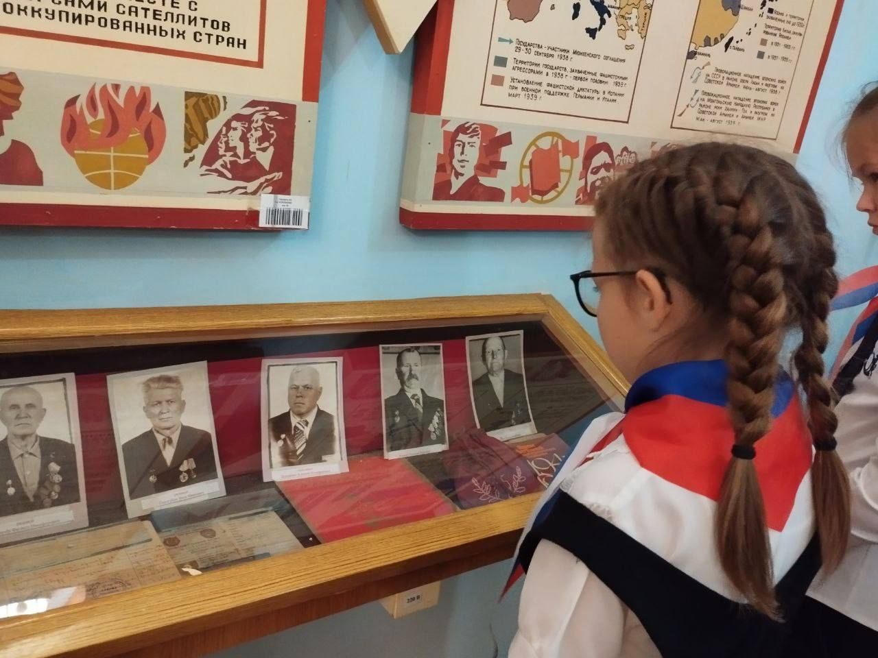 К Международному дню музеев ученики начальной школы посёлка Комсомолец посетили музей Боевой славы. Активисты Движения первых провели экскурсию для орлят в рамках всероссийской акции «Музеи Первых». Поход в музей вызвал массу ярких эмоций: удивление, любопытство, желание всё рассмотреть, потрогать, задать множество вопросов. И, конечно, восхищение красотой старинных предметов, необычных экспонатов, интересных исторических фактов и гордость за свою страну, её историю и достижения.