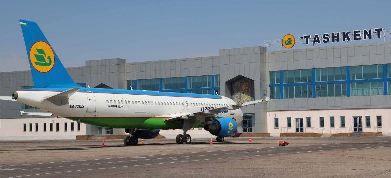 Президент Узбекистана рассказал о планах по развитию сферы авиаперевозок в 2026 году На 2026 год запланировано увеличение пассажирского авиапарка Узбекистана до 120 самолётов Об этом заявил президент Шавкат Мирзиёев выступая с посланием Олий Мажлису парламенту Узбекистана По его словам это необходимо для удовлетворения растущих потребностей туристической сферы Глава государства акцентировал внимание на том что с 2026 года государство будет выделять фиксированную сумму субсидии на каждый проданный авиабилет вне зависимости от цены Также президент сообщил о том что в 2026 году в Узбекистане создадут Университет гражданской авиации для подготовки пилотов техперсонала а также специалистов по управлению аэропортами ℹ Напомним в Узбекистане зарегистрированы 11 пассажирских авиакомпаний Крупнейшей из них национальной авиакомпании Uzbekistan Airways принадлежат 47 авиалайнеров Читайте также Uzbekistan Airways договорилась о покупке 22 самолетов Boeing 787 в США Logistan info Логистика Авиаперевозки