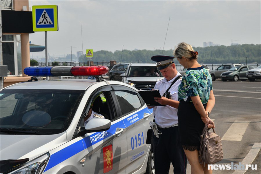 За одни выходные 34 красноярца попались пьяными за рулем Традиционный рейд ГИБДД Нетрезвый водитель прошел в Красноярске в минувшие выходные Инспекторы остановили 34 автомобилиста которые сели за руль в состоянии опьянения сообщили в пресс службе Тех кто попался пьяным за рулем впервые ждет штраф в 45 тысяч рублей и лишение водительских прав на срок до двух лет Однако для троих водителей последствия будут серьезнее Их уже привлекали к ответственности за такое же нарушение раньше поэтому теперь им грозит уголовная ответственность до двух лет лишения свободы В ГИБДД в очередной раз призывают водителей не рисковать своей и чужой жизнью и после застолий пользоваться услугами такси Также инспекторы напоминают что сообщить о подозрительном водителе на дороге можно анонимно Для этого в Красноярске работает круглосуточный тел 7 391 263 10 19 и специальный чат бот Синяя линия