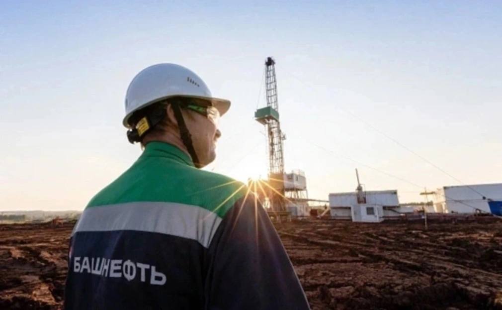 В Башнефти сменился генеральный директор По данным источников РБК Уфа с 16 сентября эту должность занял Тимофей Стрельцов первый вице президент по развитию нефтегазового и шельфового бизнеса Роснефти Он сменил на этом посту Владимира Чернова По данным РБК Уфа Тимофею Стрельцову 56 лет он уроженец Южно Сахалинска окончил Новосибирский госуниверситет Карьеру начинал в Сахалинской геологоразведочной экспедиции геологом С января 2013 года работал на руководящих должностях в Роснефти и ее дочках отвечал за шельфовые проекты и геологоразведку В октябре 2022 года Тимофей Стрельцов был назначен генеральным директором АО Сахалинморнефтегаз Шельф В мае 2024 года перешел на должность первого вице президента Роснефти по развитию нефтегазового и шельфового бизнеса РБК Уфа