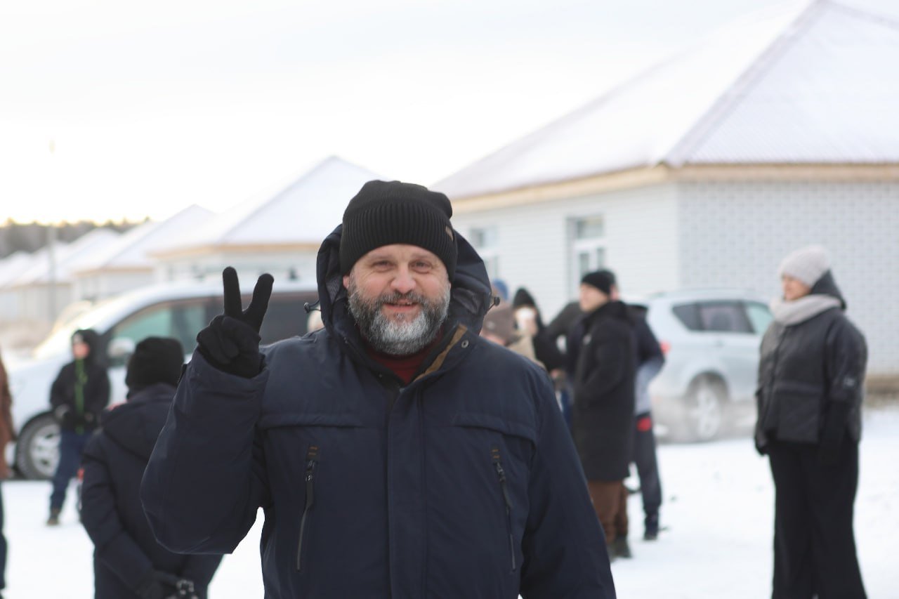 Помощник скандального застройщика Перевалово Борисова сложил свои полномочия  Пресс-секретарь Станислава Борисова, который построил «коттеджное гетто» в поселке Перевалово сообщил о прекращении своего сотрудничества с предпринимателем. Михаил Гончаров в своем обращении в группе «Новое Перевалово. Тюмень» в социальной сети «ВКонтакте» сообщил, что у застройщика теперь начинается «длинная череда нудных и скучных судебных процессов. Эта сфера для юристов, и мне как пиарщику она не особо интересна».    : VK. Новое Перевалово. Тюмень  Подписаться