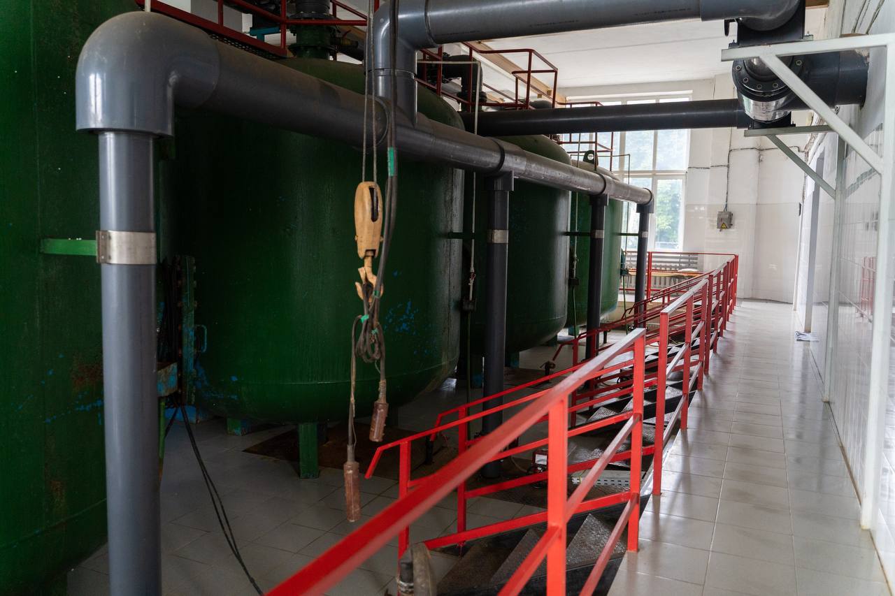 В Жуковском почти завершили модернизацию котельной На Теплоцентрали работы выполнили уже на 80 Мощность увеличится на 5 9 гкал час это серьёзный прирост для городской системы отопления Реконструкция идёт по областной программе После завершения котельная станет надёжнее и сможет обеспечить теплом больше домов в округе