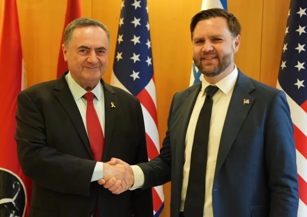 Вице президент США Джей Ди Вэнс резко осудил намерения Израиля аннексировать Западный берег США выступают категорически против аннексии Израилем Западного берега Во время своего визита в Израиль вице президент США Джей Ди Вэнс высказался необычайно резко Это был очень глупый политический трюк Западный берег не будет аннексирован Израилем сказал он имея в виду голосование в израильском парламенте в ходе которого инициатива по аннексии неожиданно получила большинство голосов Вэнс добавил что это остается неизменной позицией правительства США Он даже сказал что почувствовал себя лично оскорблённым результатами этого голосования Особенно ультраправые члены правительства премьер министра Биньямина Нетаньяху уже на протяжении многих лет настаивают на аннексии Но президент США Дональд Трамп и ранее подчеркивал что не позволит Израилю присоединить эту территорию Палестинцы претендуют на Западный берег как на часть будущего независимого государства BILD Russian