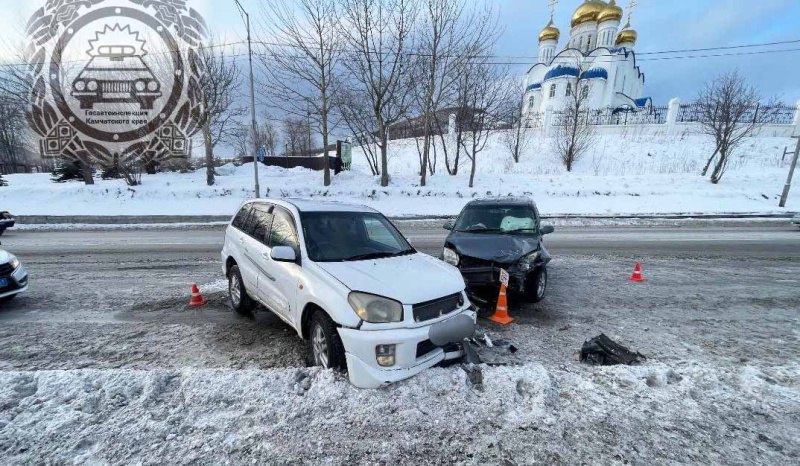 В Петропавловске пенсионер за рулем «Шевроле» выехал на встречную полосу и врезался в «Тойоту»  В Петропавловске-Камчатском произошла авария с участием «Шевроле-Круз» и «Тойоты-Рав 4». В ДТП пострадал виновник аварии, передает ИА «Камчатское время» со ссылкой на ГАИ. Подробности по ссылке: