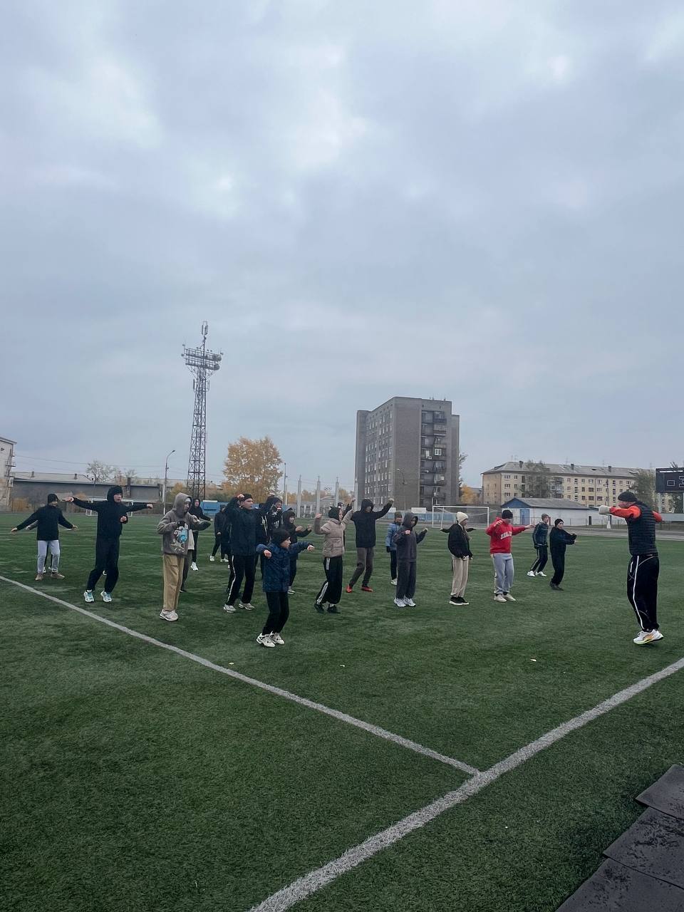 Тренер по боксу центра спортивных единоборств «Сокол» Даниил Волохо провел серию тренировок совместно с клубом любителей бега «Братчане» на стадионе «Металлург»   Так и хотелось после интенсивной пробежки, совмещенной с элементами начальной подготовки в боксе, сказать о Данииле: «Зверюга»!   Это в качестве шутки. А в действительности в очередной раз убедились, какой профессионал и неравнодушный человек работает в ЦСЕ с нашими детьми. И как они его слушают и уважают.   Сегодня на «Металлурге», который находится в нескольких шагах от «Сокола» и образует спортивный кластер, рано утром пришло много детей разных возрастов.   Совмещение видов спорта и площадок - это хорошее разнообразие и, как следствие, более высокая результативность тренировок. Тем более на свежем воздухе - детям обязательно нужно выбираться из спортзалов на улицу.   Бокс под открытым небом на футбольном покрытии - это тоже интересно и необычно.   В общем, мы набегались, почувствовали себя немножко в армии, ведь тренер Волохо ценит дисциплину и добивается, чтобы все работали как часы.   Интересный опыт, будем продолжать     Беговые тренировки на стадионе «Металлург»: вт, чт - 19.00, сб, вс - 9.00. Бесплатно для всех желающих.   Бокс в ЦСЕ «Сокол» по предварительной записи для детей и подростков, бесплатно.