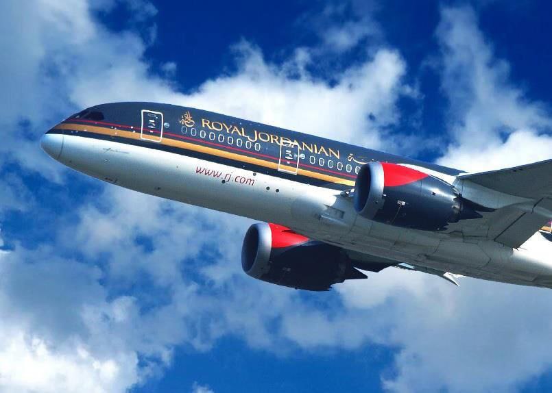 Royal Jordanian планирует начать полеты в Казахстан С июня 2026 года иорданская авиакомпания Royal Jordanian планирует запустить прямые рейсы в Казахстан с частотой два раза в неделю. Предварительное решение достигнуто в ходе встречи вице-министра транспорта Казахстана Талгата Ластаева с послом Иордании Хамзой Аль-Омари. В ведомстве не уточнили, между какими городами будут осуществляться перелёты. Royal Jordanian – национальная авиакомпания Иордании, созданная в 1963 году со штаб-квартирой в Аммане. По состоянию на январь 2025 года в парке авиаперевозчика 29 самолётов Airbus, Boeing и Embraer разных моделей. Читайте также: Монгольская Hunnu Air планирует запустить рейсы в Узбекистан Logistan.info Логистика Авиаперевозки