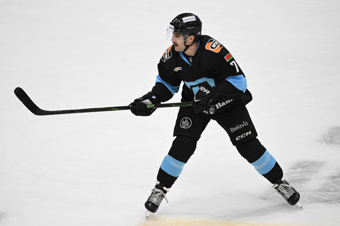 Один из лидеров ХК Динамо Минск Сэм Энас назван лучшим нападающим 15 й недели чемпионата КХЛ Форвард впервые в карьере удостоен этой номинации набравший 5 4 1 очков в трех матчах недели с показателем полезности 2 В матче с московским Динамо 5 3 Энас стал автором победной шайбы также на его счету один блокированный бросок и один перехват Зубры проведут следующий матч 30 декабря в Уфе с Салаватом Юлаевым 4 января сыграют в Челябинске с Трактором 6 января в Москве с ЦСКА 8 января завершат выездное турне в Череповце с Северсталью Домашний матч динамовцы сыграют 14 января против Адмирала olympicteamby