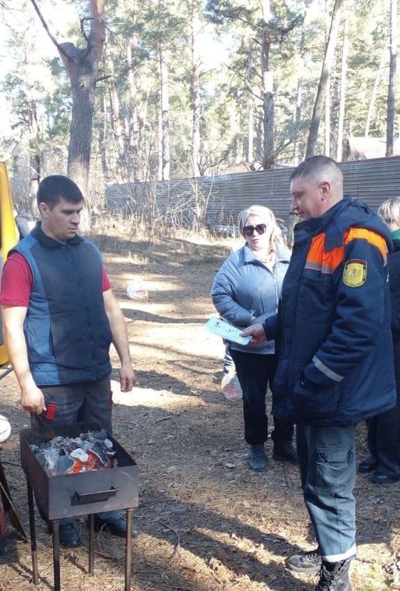 В Солотче провели рейды по противопожарной безопасности  В связи с опасностью возникновения лесных пожаров сотрудниками Управления по делам ГОЧС Рязани регулярно осуществляются профилактические мероприятия. Об этом сообщает пресс-служба мэрии.  Так, 23 марта специалисты провели противопожарные рейды в поселке Солотча. Спасатели пообщались с местными жителями, напомнили им о правилах пожарной безопасности в весенний период, раздали памятки.  Также с отдыхающими провели разъяснительную работу о правилах поведения и недопустимости разведения костров в лесу.