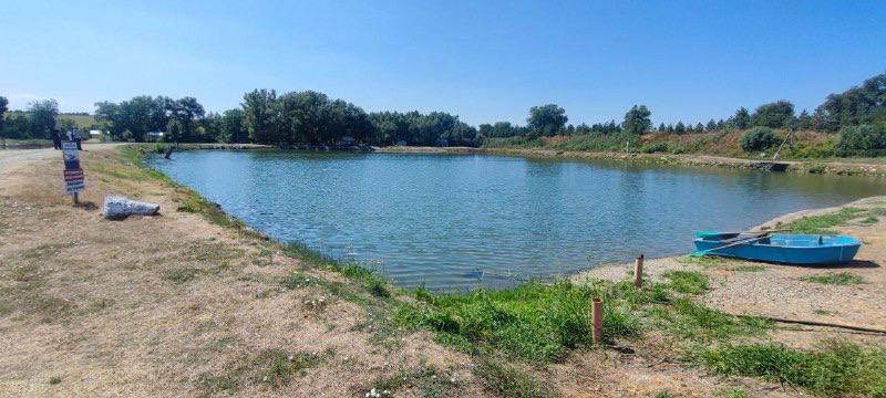 На Ставрополье двое мужчин утонули в запрещённых для купания водоёмах  В минувшие выходные на водоёмах Ставропольского края, где купание запрещено, произошло два несчастных случая.  В субботу, 9 августа, в селе Дербетовка Апанасенковского округа компания отдыхала у технического водоёма. Один из отдыхающих, 48-летний мужчина, несмотря на запрет, решил искупаться. Он переплыл водоём, но на обратном пути стал тонуть. Его друзья обратились за помощью к экстренным службам. На место прибыли спасатели, которые искали мужчину два дня. С помощью специального оборудования тело было найдено и передано полиции.  Второй трагический случай произошёл накануне в Шпаковском округе. Мужчина решил переплыть водоём в месте, где купание запрещено, но не смог добраться до берега и начал тонуть. Его компания вызвала специалистов. Вечером 10 августа спасатели прибыли на место, но поиски не дали результата. Утром следующего дня к поискам подключилась водолазная группа, которая обнаружила тело мужчины через несколько часов.
