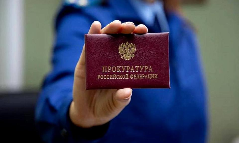 В Новосибирском районном суде 59-летнему жителю назначили десять лет колонии строгого режима за покушение на сбыт наркотических средств, в крупном размере. Об этом рассказали в пресс-службе региональной прокуратуры.  В суде установлено, что в ноябре 2024 года подсудимый, действуя совместно и согласованно с неустановленным лицом, на общественном транспорте прибыл в пос. Катковский Новосибирской области, проследовал к участку местности, где из тайника, сокрытом в земле, извлек партию наркотического средства «a-PHP», массой не менее 48,7 гр., которую хранил при себе для последующего сбыта до момента задержания сотрудниками УНК ГУ МВД России по НСО,  – рассказывают в ведомстве.  Правоохранительные органы предотвратили криминальный умысел. Приговор суда в законную силу не вступил.  #новосибирск