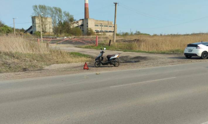 Госавтоинспекция Приморья: в прошедшие праздничные дни в результате ДТП травмированы 10 детей По данным Госавтоинспекции региона, с 8 по 11 мая в медицинские учреждения с травмами различной степени тяжести доставлены 10 несовершеннолетних участников дорожного движения, из них 2 велосипедиста, 2 пешехода, 4 пассажира легковых транспортных средств, 1 пассажир мопеда, 1 водитель мопеда. Так, 11 мая в посёлке Новошахтинский Михайловского района был травмирован 5-летний пассажир мопеда. По предварительным данным, водитель автомобиля Хонда CR-Z допустил столкновение с двухколесным транспортным средством, пытаясь его обогнать, в тот момент, когда последний совершал поворот налево, не подав соответствующего сигнала. Мальчик перевозился на мопеде без защитной экипировки. 23-летний отчим ребенка управлял транспортным средством в состоянии опьянения, обучения на право управления мужчина не проходил. Административные материалы были составлены в отношении обоих водителей. В отношении водителя автомобиля по ч.1 ст. 12.15 КоАП РФ «Нарушение правил расположения транспортного средства на проезжей части дороги, встречного разъезда». В отношении водителя мопеда составлен ряд административных материалов: по ч.3 ст. 12.8 КоАП РФ «Управление транспортным средством водителем, находящимся в состоянии опьянения и не имеющим права управления транспортными средствами либо лишенным права управления транспортными средствами», по ст. 12.14 ч.1 КоАП РФ «Невыполнение требования Правил дорожного движения подать сигнал перед началом движения, перестроением, поворотом, разворотом или остановкой»; а также по ст. 12.6 КоАП РФ «Управление мотоциклом или мопедом либо перевозка на мотоцикле пассажиров без мотошлемов или в незастегнутых мотошлемах». В период первомайских праздничных дней в регионе также получили травмы 10 несовершеннолетних, в том числе: 4 пассажира, 4 – пешехода, 2 – водителя мототранспортных средств. Госавтоинспекция Приморского края призывает родителей усилить контроль за досугом своих детей-подростков, а водителям транспортных средств строго соблюдать скоростной режим, чтобы успеть вовремя среагировать на возможное резкое изменение дорожной обстановки. Полиция Приморья