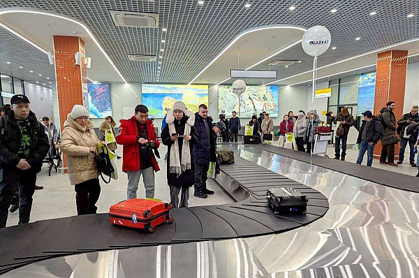 Пассажиропоток в аэропорту Байкал в Улан Удэ за год вырос на 12 Рост пассажиропотока на 12 зарегистрирован в аэропорту города Улан Удэ в 2025 году Это выше среднероссийского показателя более чем вдвое заявил генеральный директор Международного аэропорта Байкал Дмитрий Гармаев Об этом сообщает ТАСС Завершается 2025 год У нас есть понимание что в уходящем году аэропорт Байкал обслужит 843 тыс пассажиров Рост по сравнению с 2024 годом 12 Показатель внушительный выше чем общеотраслевой среднероссийский который составляет примерно 5 сказал Гармаев aviaru net n290591