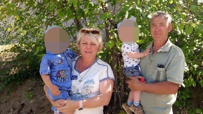 Шестеро брошенных детей обрели семью в Улан-Удэ История со счастливым концом произошла в Улан-Удэ: родные братья и сёстры, которых бросила мать, теперь снова вместе — в новой семье. Ранее малыши находились в центре «Остров надежды» фонда «Радость материнства». Их мама сначала согласилась на помощь, но спустя месяц ушла, решив устроить личную жизнь. В мае ребятишки снова вернулись в дом ребёнка «Аистёнок». И вот — одна пара решилась на большой и ответственный шаг — принять в свою семью всех шестерых детей. - пусть в их жизни будет больше смеха, тепла и уверенности в завтрашнем дне